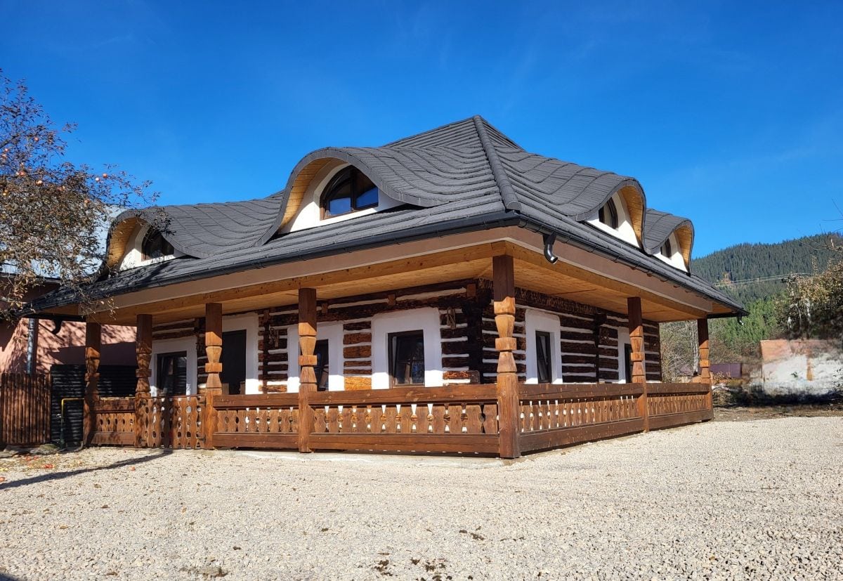 Casă stil bucovinean cu lucarne