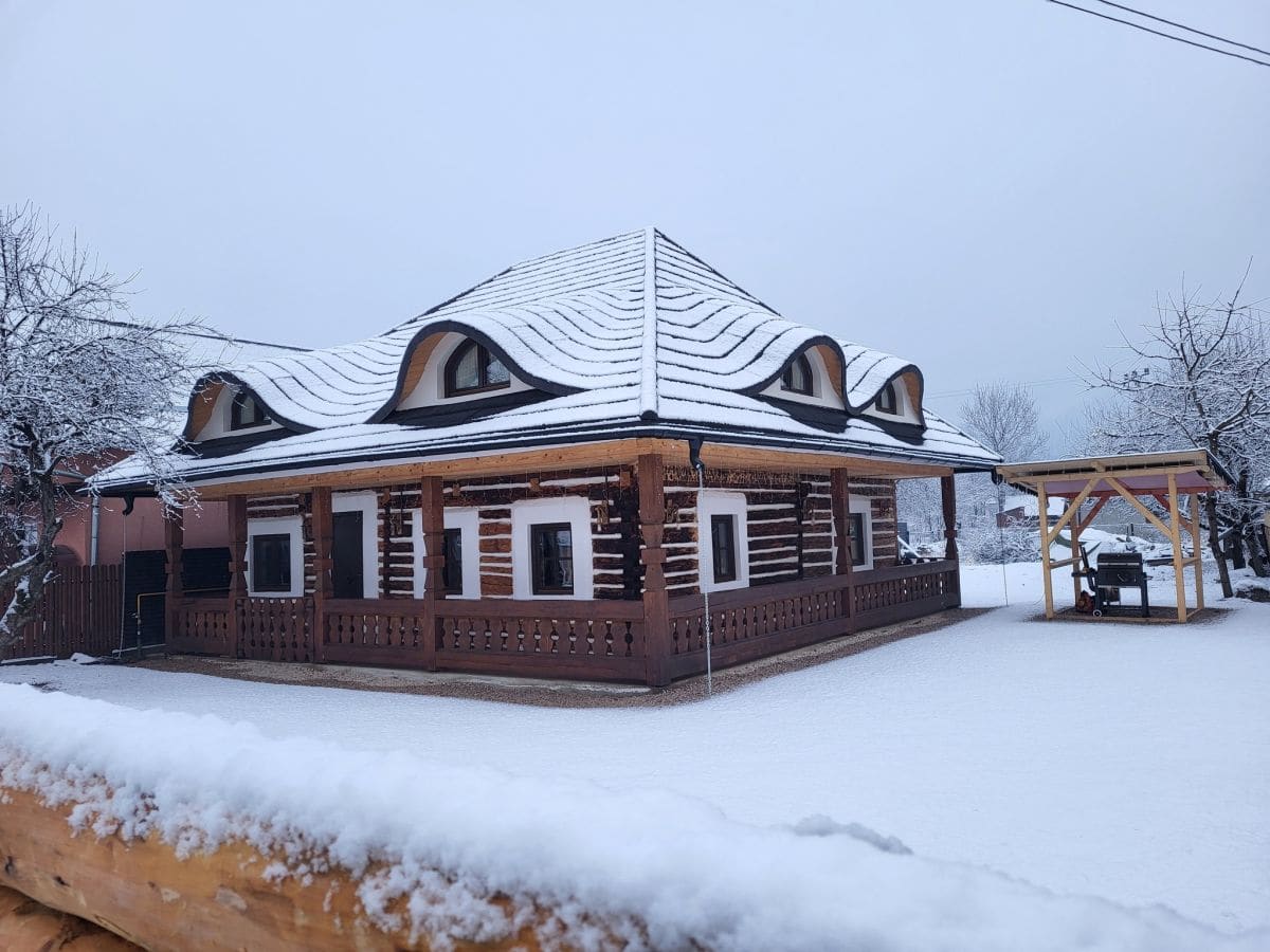 Casă stil bucovinean, iarna