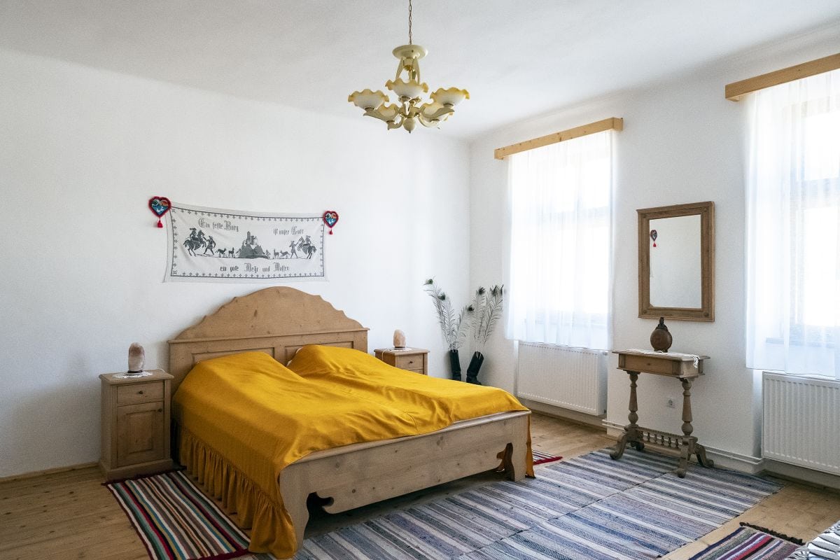 Cameră elegantă decorată în stil săsesc