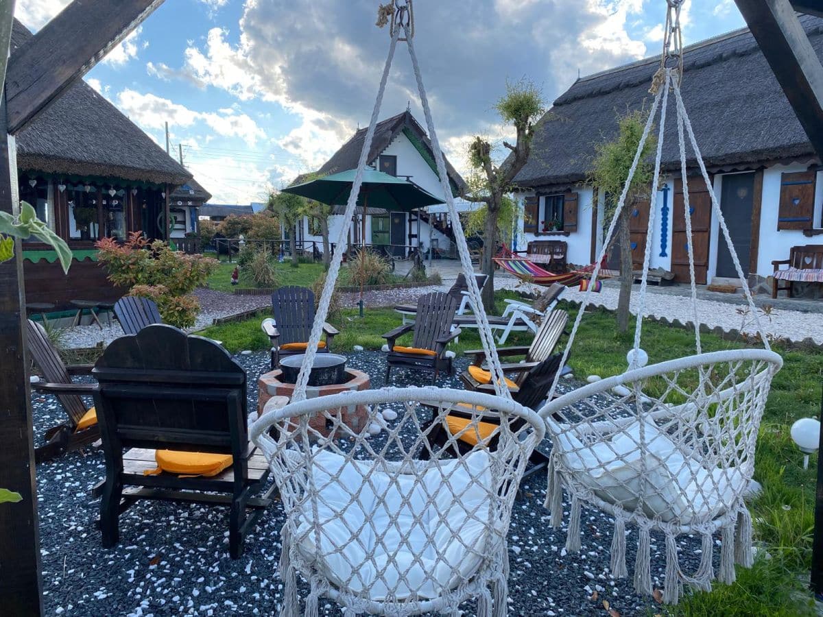 Case traditionale stil lipovenesc cu acoperis din stuf