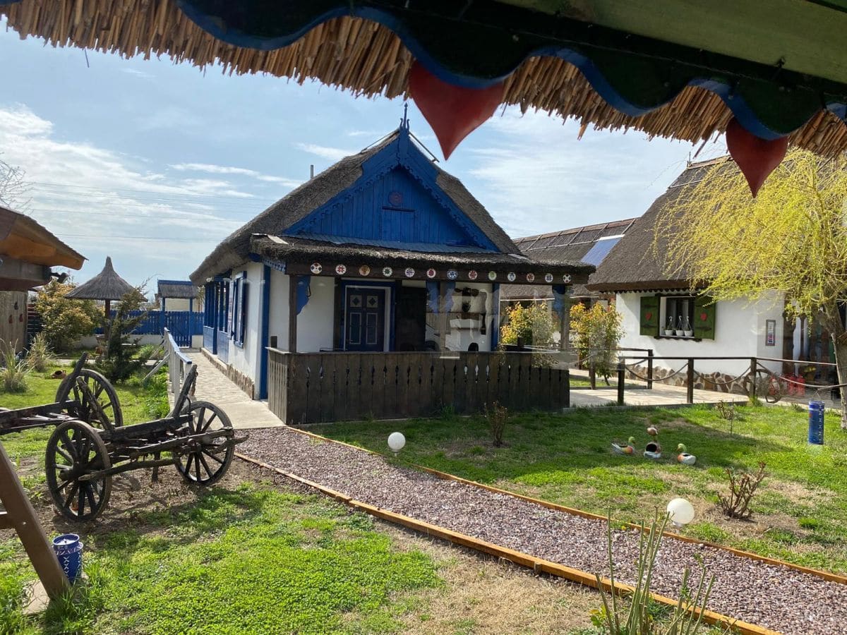 Casa traditionala lipoveneasca cu prispa si acoperis de stuf