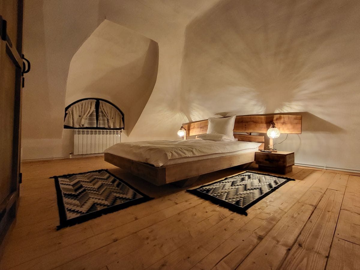 Dormitor amenajta cu materiale naturale