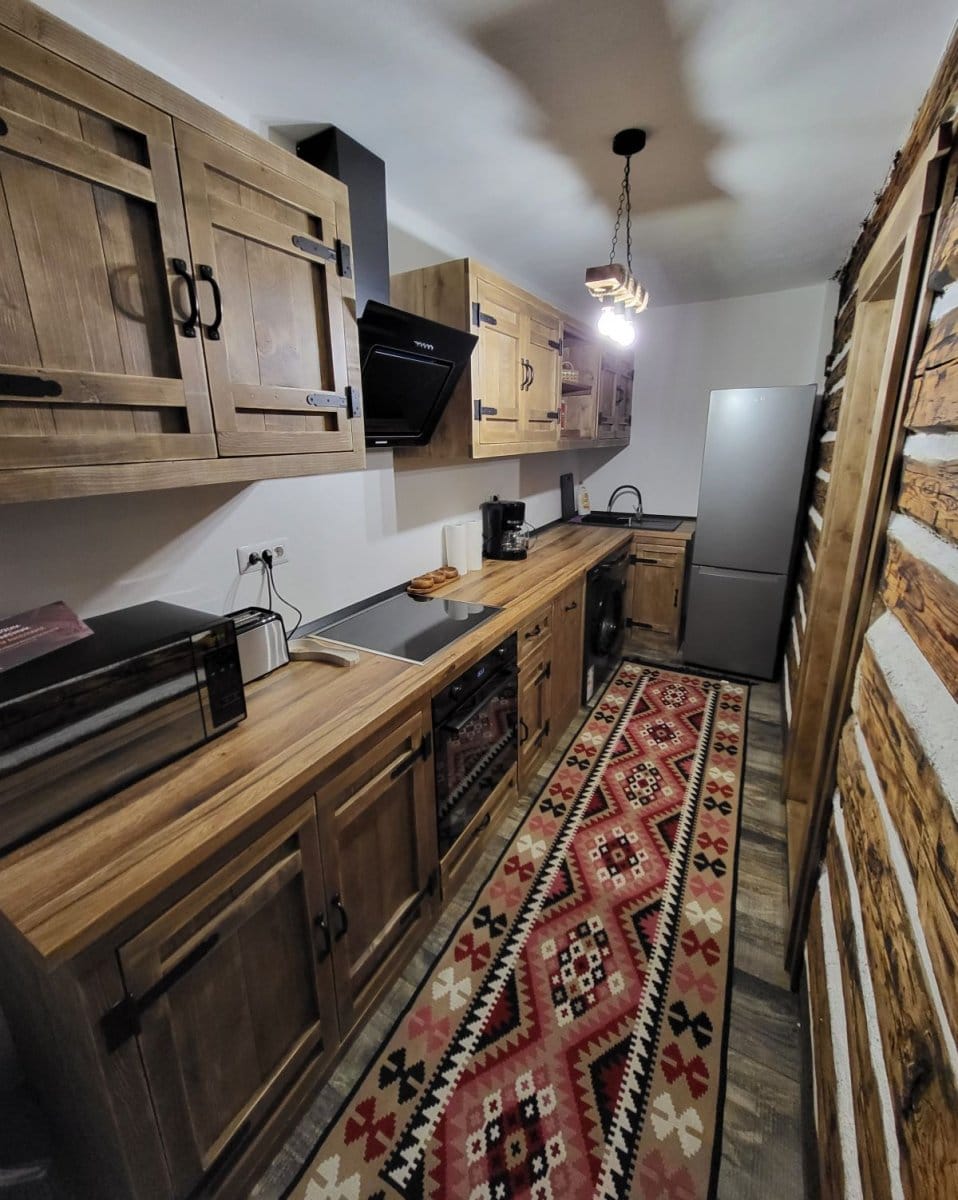 Mobilă de bucătărie din lemn masiv