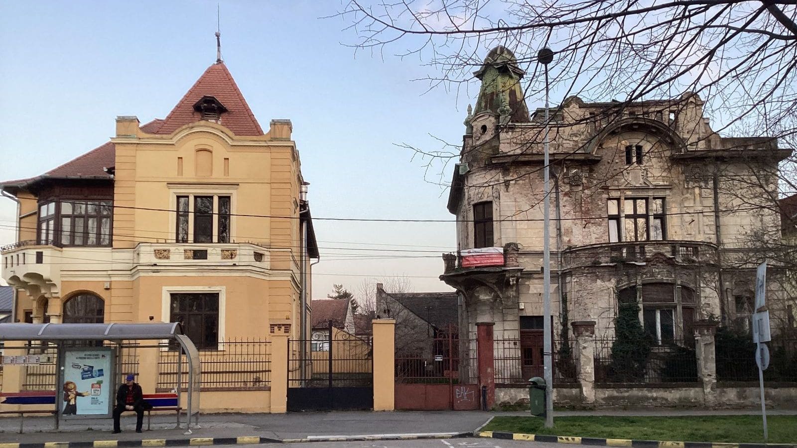 Case vechi - renovată, ruină
