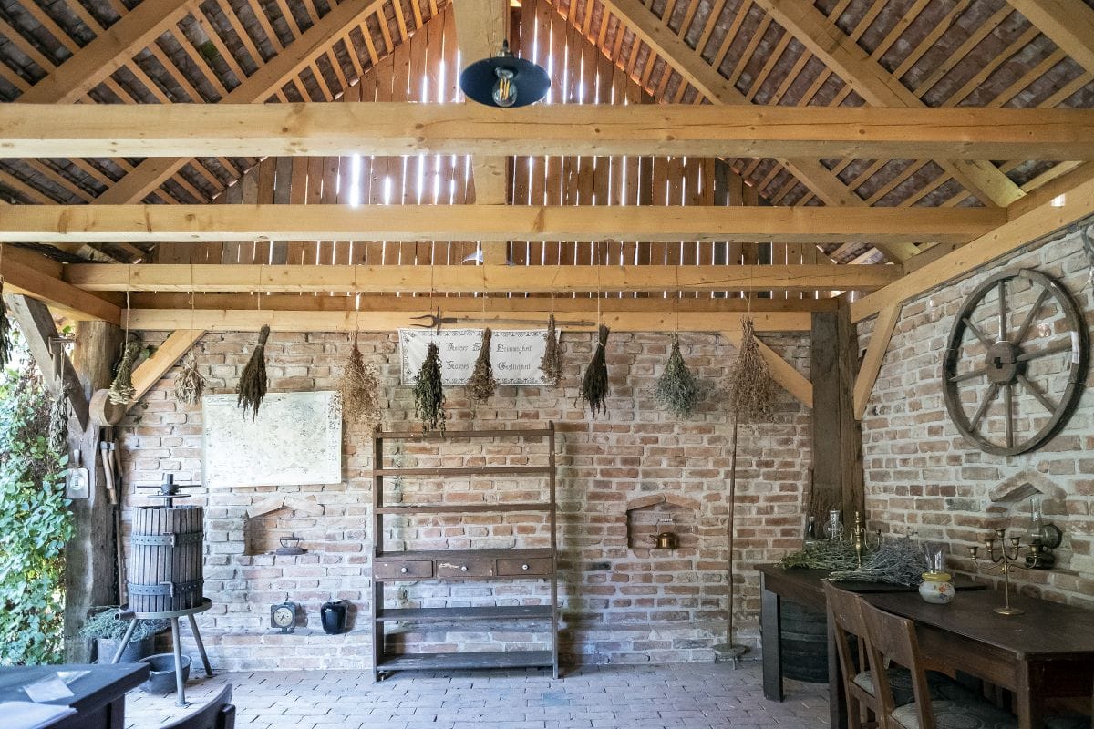 Șopron reconstruit cu cărămidă, lemn, țiglă