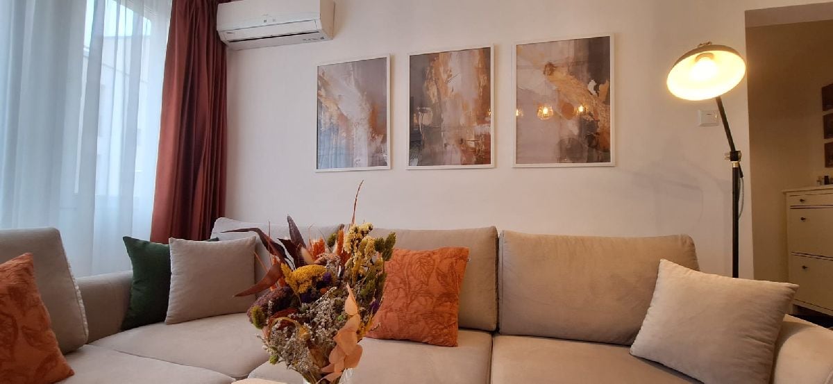 Canapea pe colț în zona de living