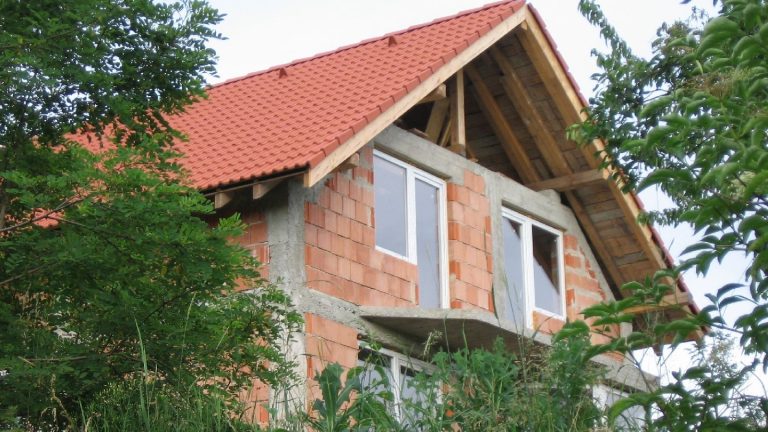 Fațadă casă în lucru