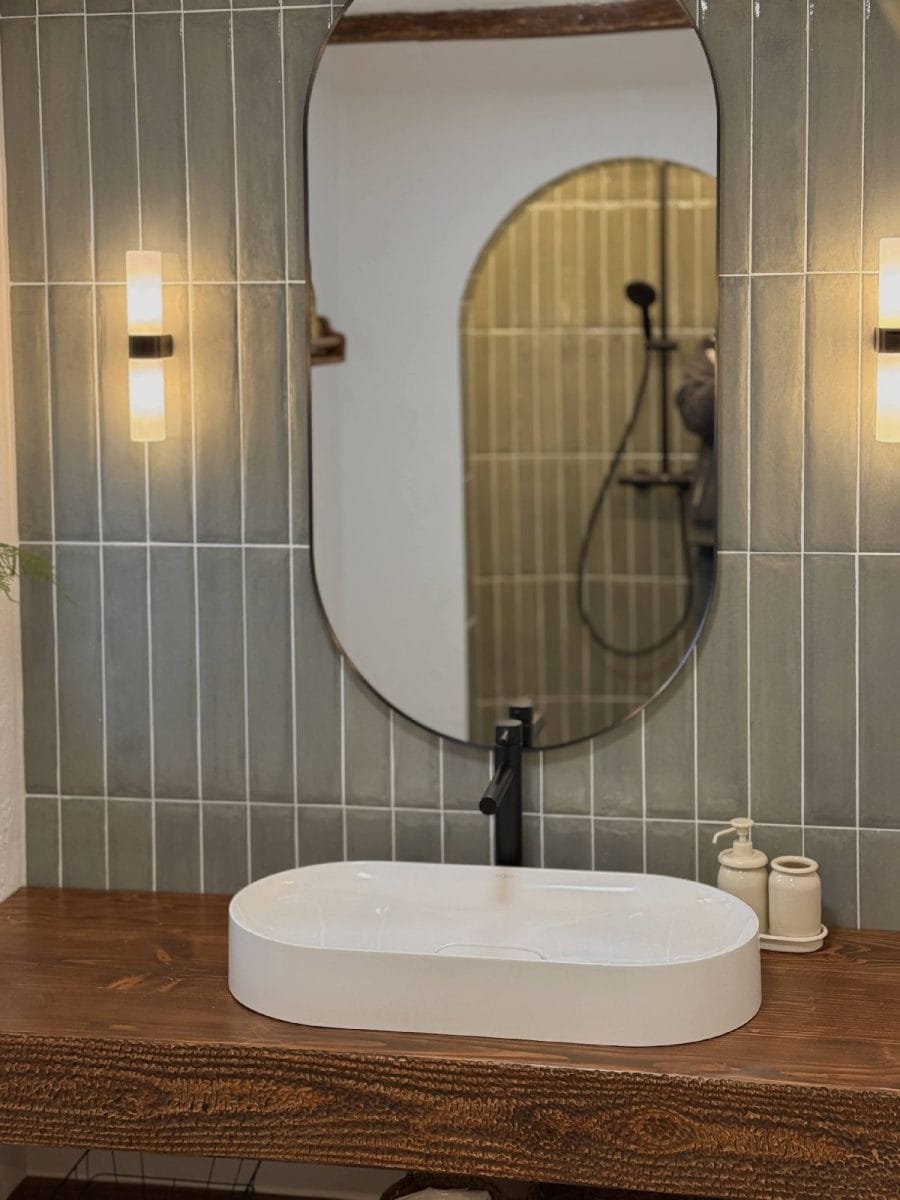 Detalii baie - Oglinda, lavoar, blat din lemn