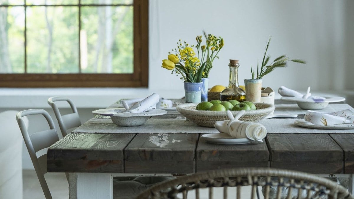 Casă vacanță în Jurilovca - masă și fereastră lemn