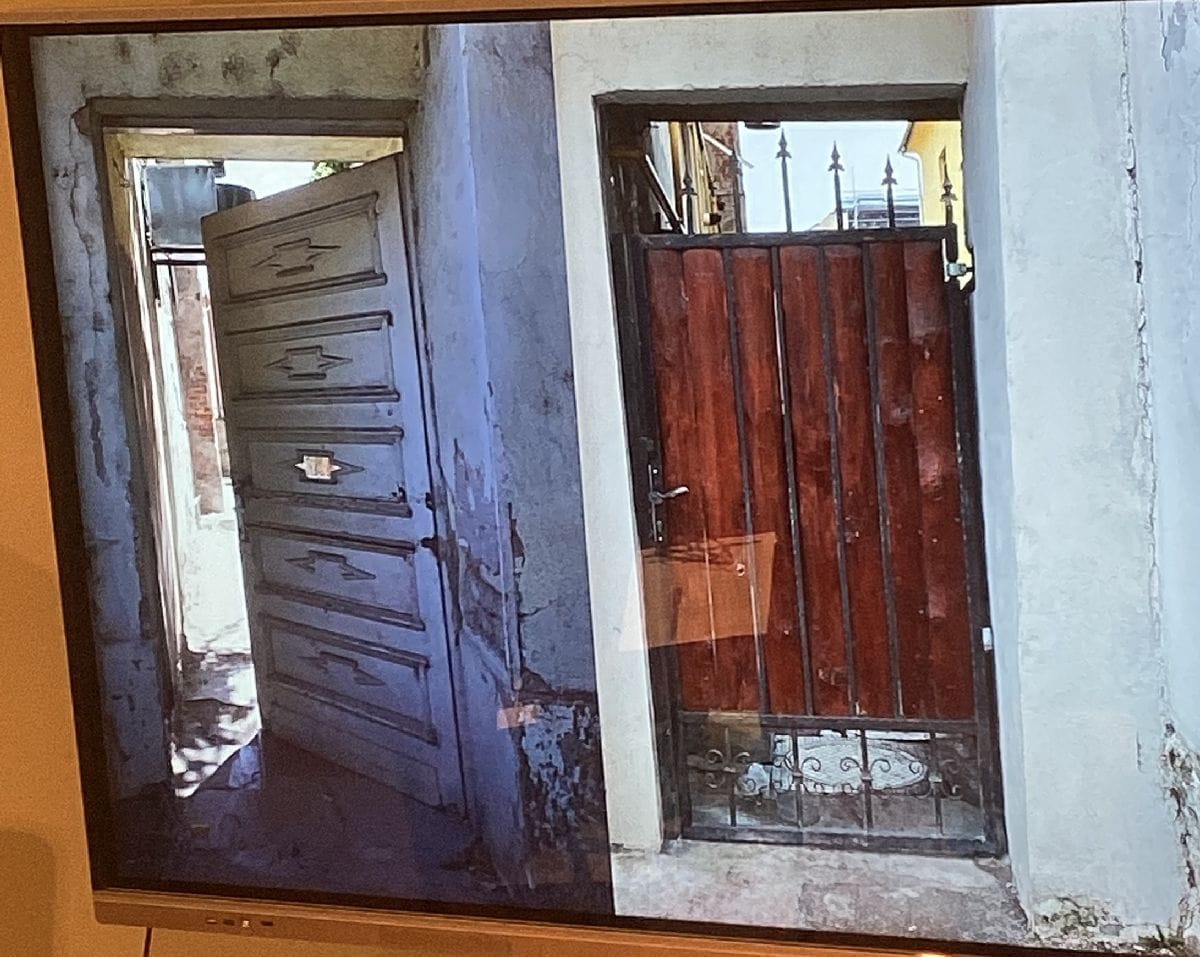 Poartă tradițională din lemn comparată cu poartă contemporană