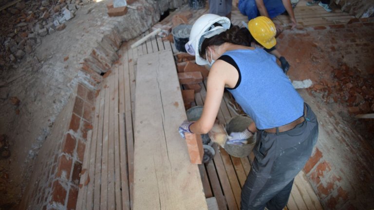 Echipă voluntari - șantier de restaurare Castelul Bánffy, Bonțida