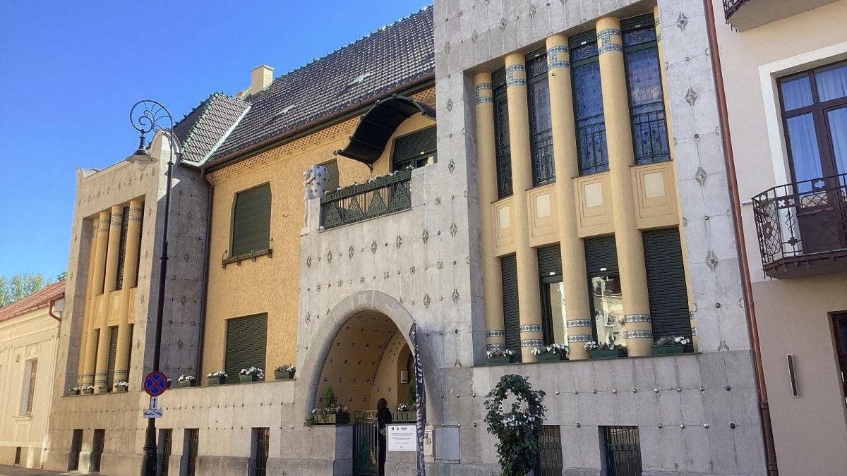 Fațada principală Muzeul Art Nouveau Casa Darvas-La Roche