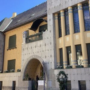 Fațada principală Muzeul Art Nouveau Casa Darvas-La Roche
