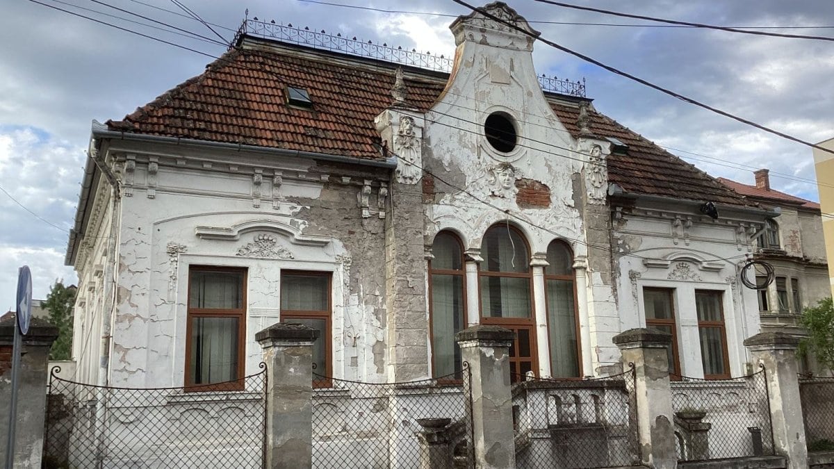 Casă veche cu fațada degradată