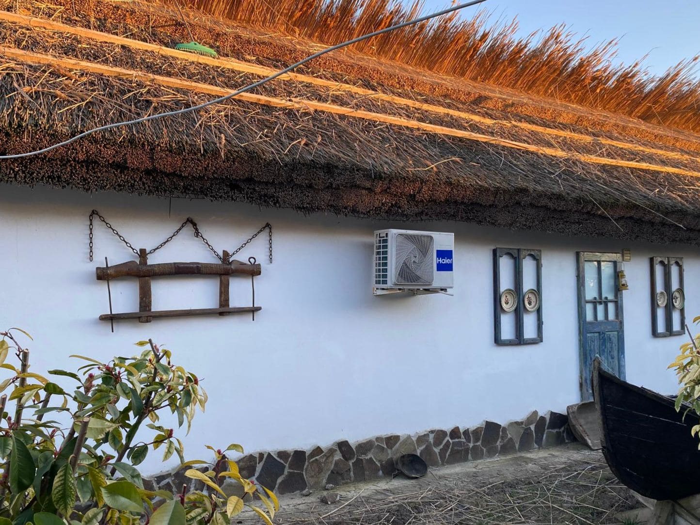 Întreținere acoperiș stuf Casa Soarelui, Delta Dunării