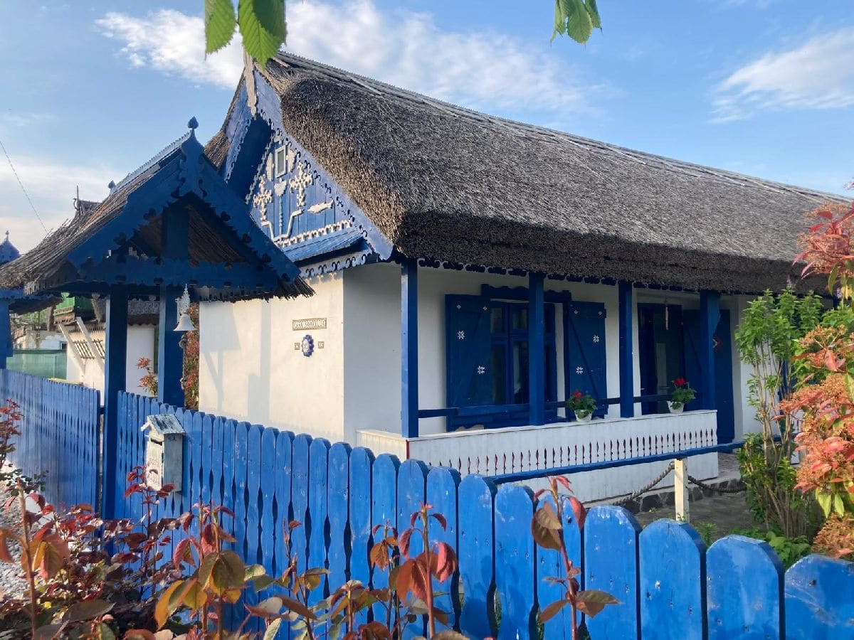 Casă lipovenească acoperiș stuf Casa Soarelui