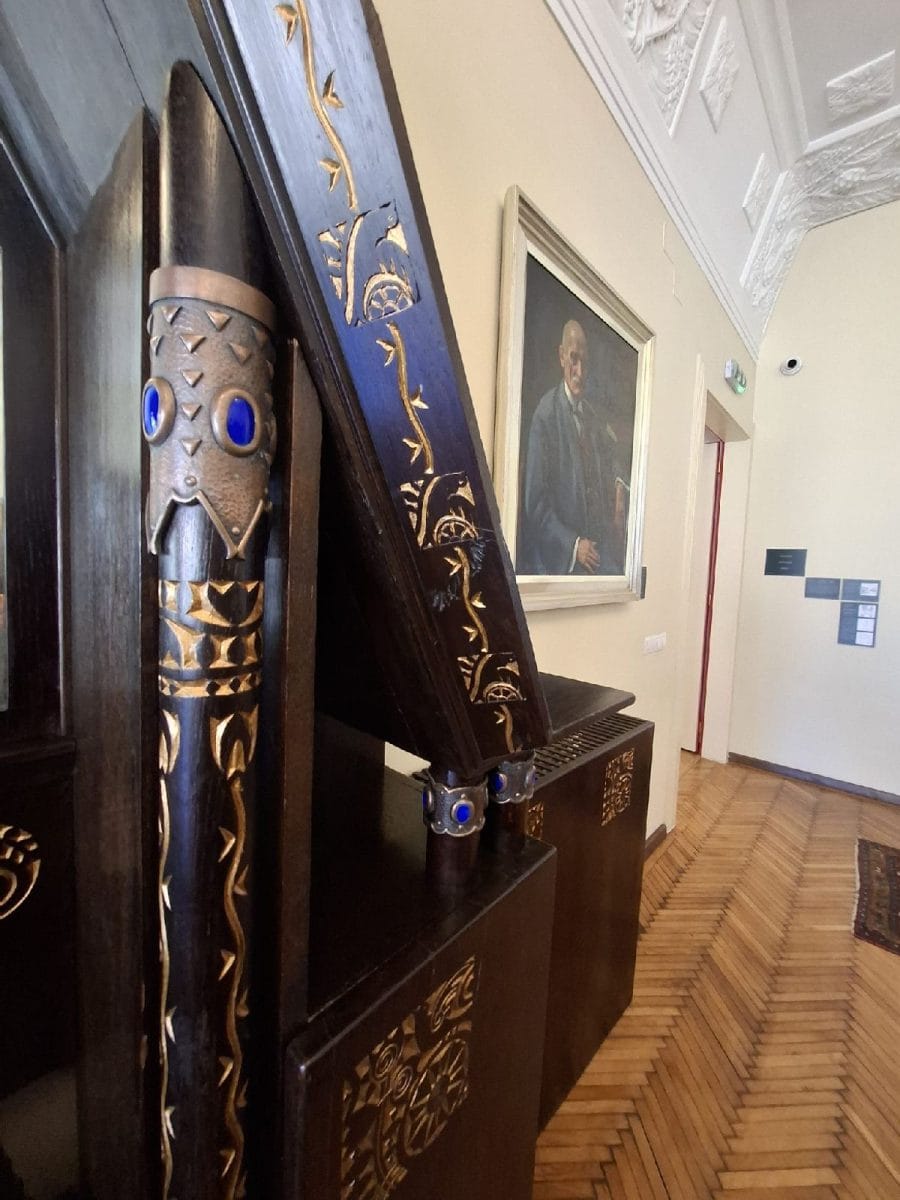 Detaliu moblier din lemn, Casa Darvas-La Roche, Oradea