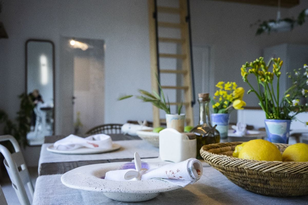 Scară din lemn integrată în decor