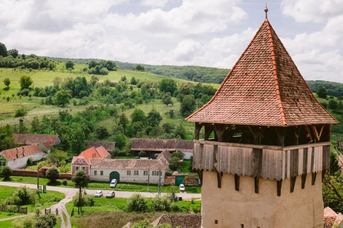 Pensiunea AlmaCalma și turnul Biserricii fortificate din Alma Vii