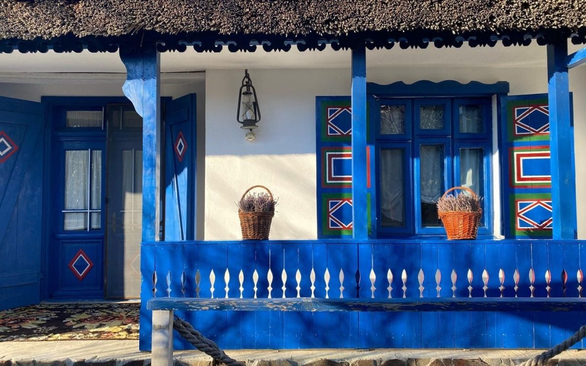 pridvor casa traditionala lemn albastru Delta Dunarii
