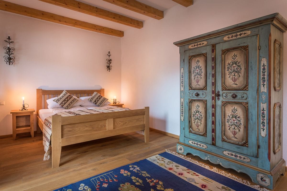 Mobilier din lemn masiv pictat