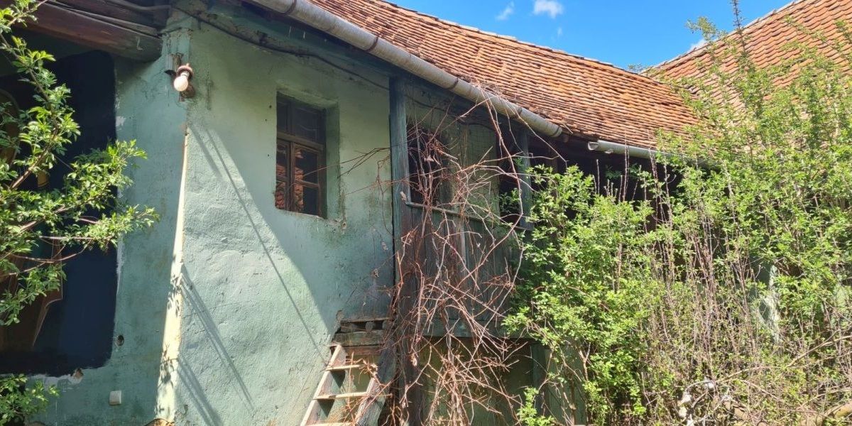 Curtea, înainte de renovare