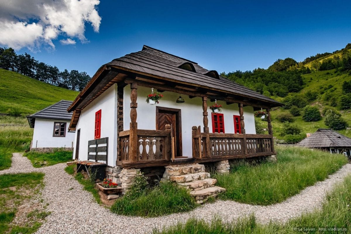Casa Mica, exterior